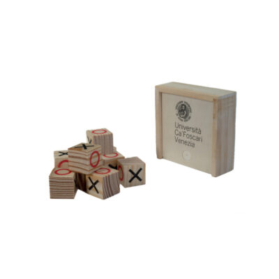Gioco per bambini: tris in legno - Children's game: tic-tac-toe